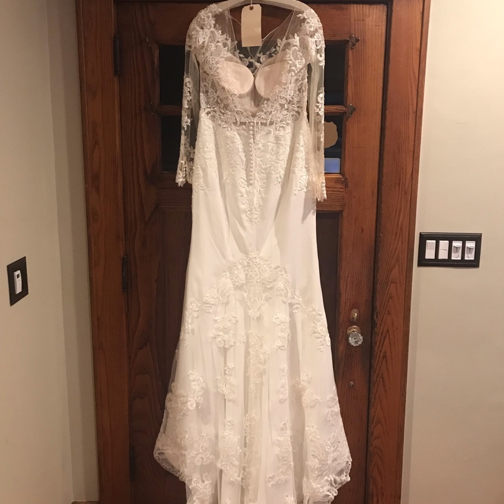 Never Worn Unaltered Wedding Gown - Picture 8 of 8